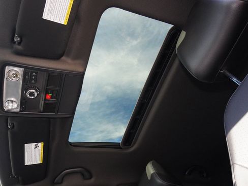 Used 2022 Volkswagen Passat 2.0T R-Line image 9