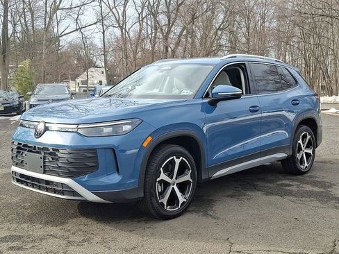 Certified 2025 Volkswagen Tiguan SE w/ Panoramic Sunroof Package image 5