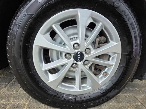 Used 2022 Kia Carnival LX FWD image 7