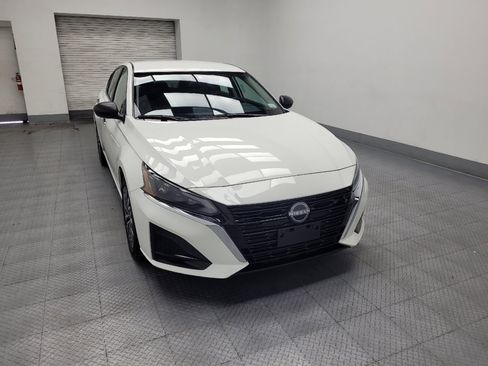 Used 2025 Nissan Altima 2.5 SV FWD image 14