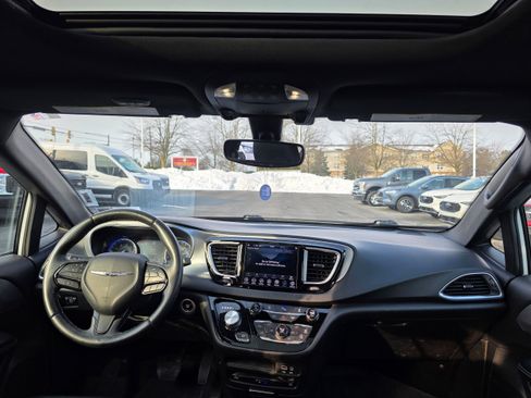 Used 2018 Chrysler Pacifica Touring-L Plus image 11