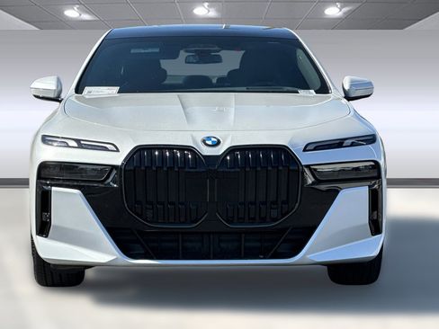 New 2025 BMW 740i image 5