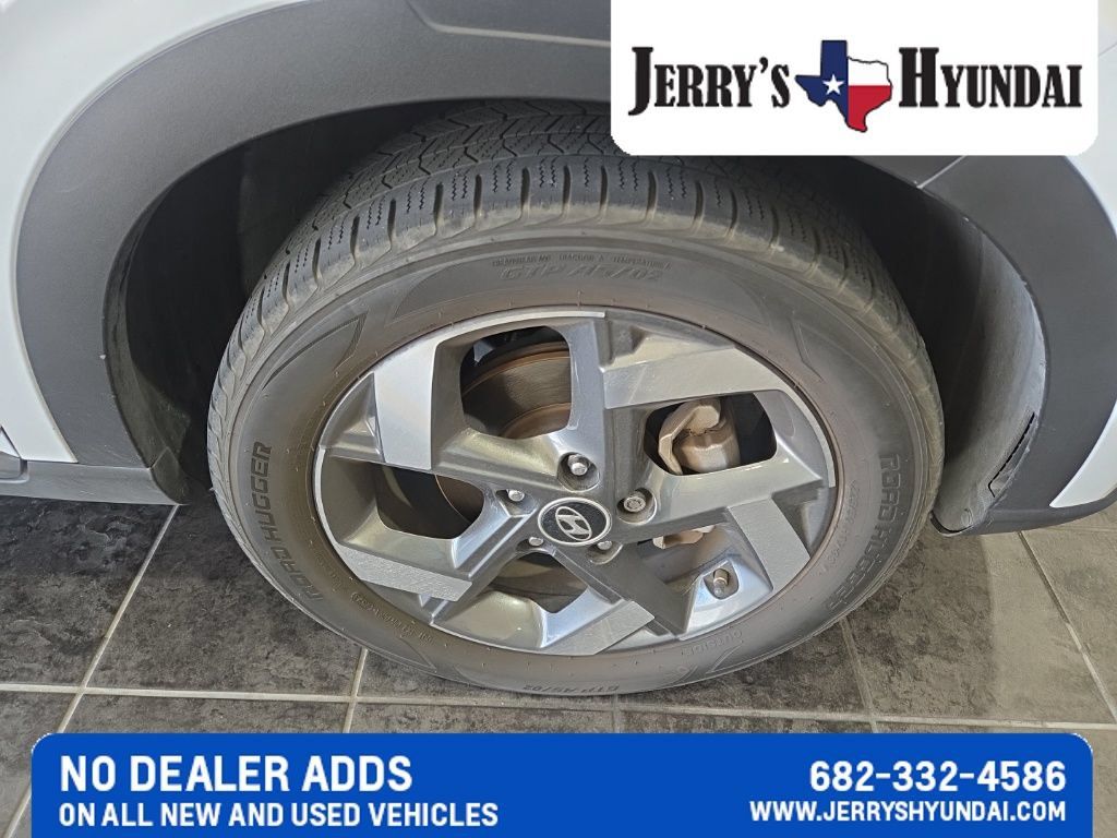 Used 2022 Hyundai Venue SEL FWD image 4