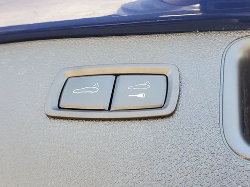 Used 2024 Porsche Macan AWD/4WD image 9
