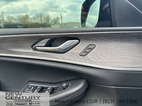 Used 2025 Jeep Grand Cherokee Limited w/ Luxury Tech Group II AWD/4WD image 32