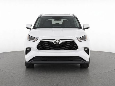 Used 2023 Toyota Highlander XLE AWD/4WD image 5