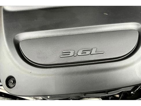 Used 2024 Chrysler Pacifica Touring-L image 36