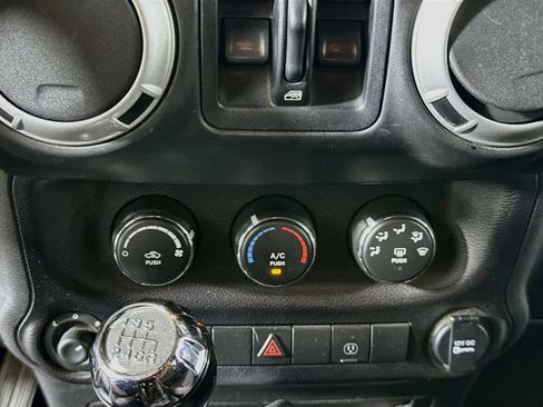 Used 2014 Jeep Wrangler Unlimited Sahara w/ Connectivity Group AWD/4WD image 21