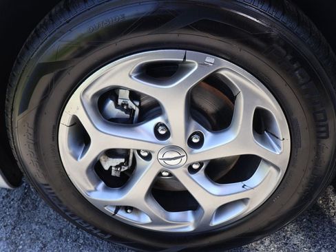 Used 2023 Chrysler Pacifica Limited FWD image 9