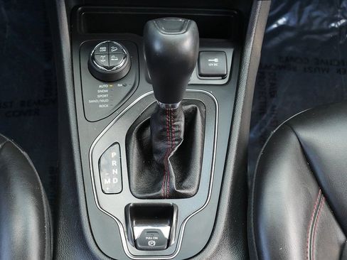 Used 2019 Jeep Cherokee Trailhawk w/ Comfort/Convenience Group AWD/4WD image 23