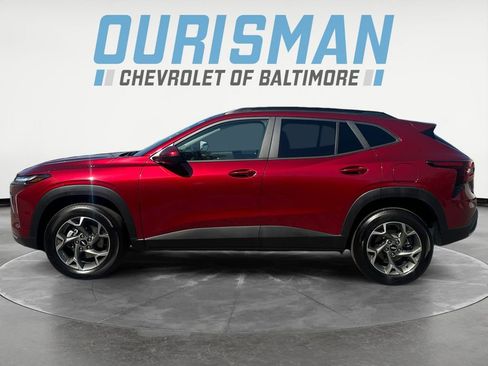 Used 2025 Chevrolet Trax LT w/ Driver Confidence Package FWD image 3