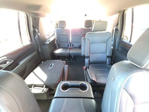 Used 2023 Chevrolet Suburban Premier image 21