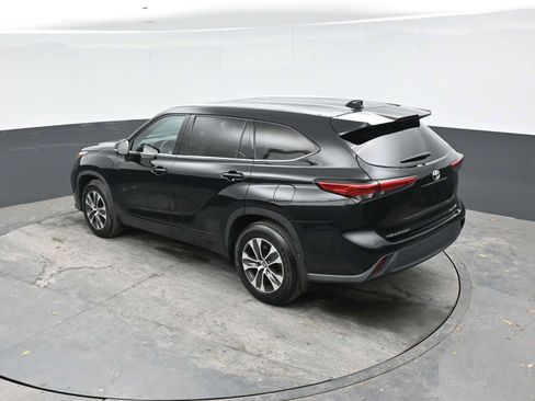 Used 2021 Toyota Highlander XLE AWD/4WD image 31