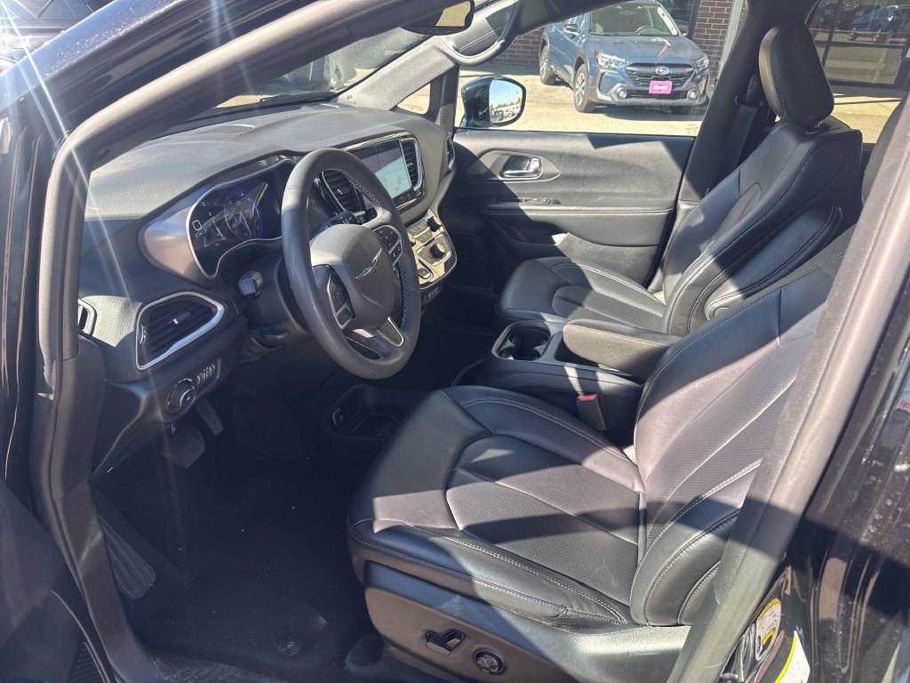 Used 2025 Chrysler Pacifica Select FWD image 8