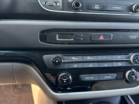 Used 2015 Kia Sedona LX w/ LX Convenience Package image 17