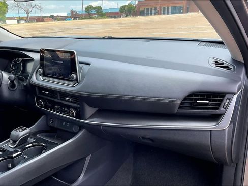 Used 2025 Nissan Rogue SV FWD image 21