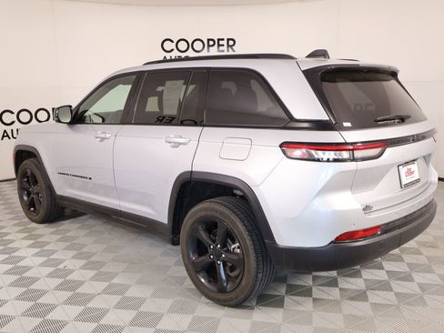 Used 2024 Jeep Grand Cherokee Altitude RWD image 23