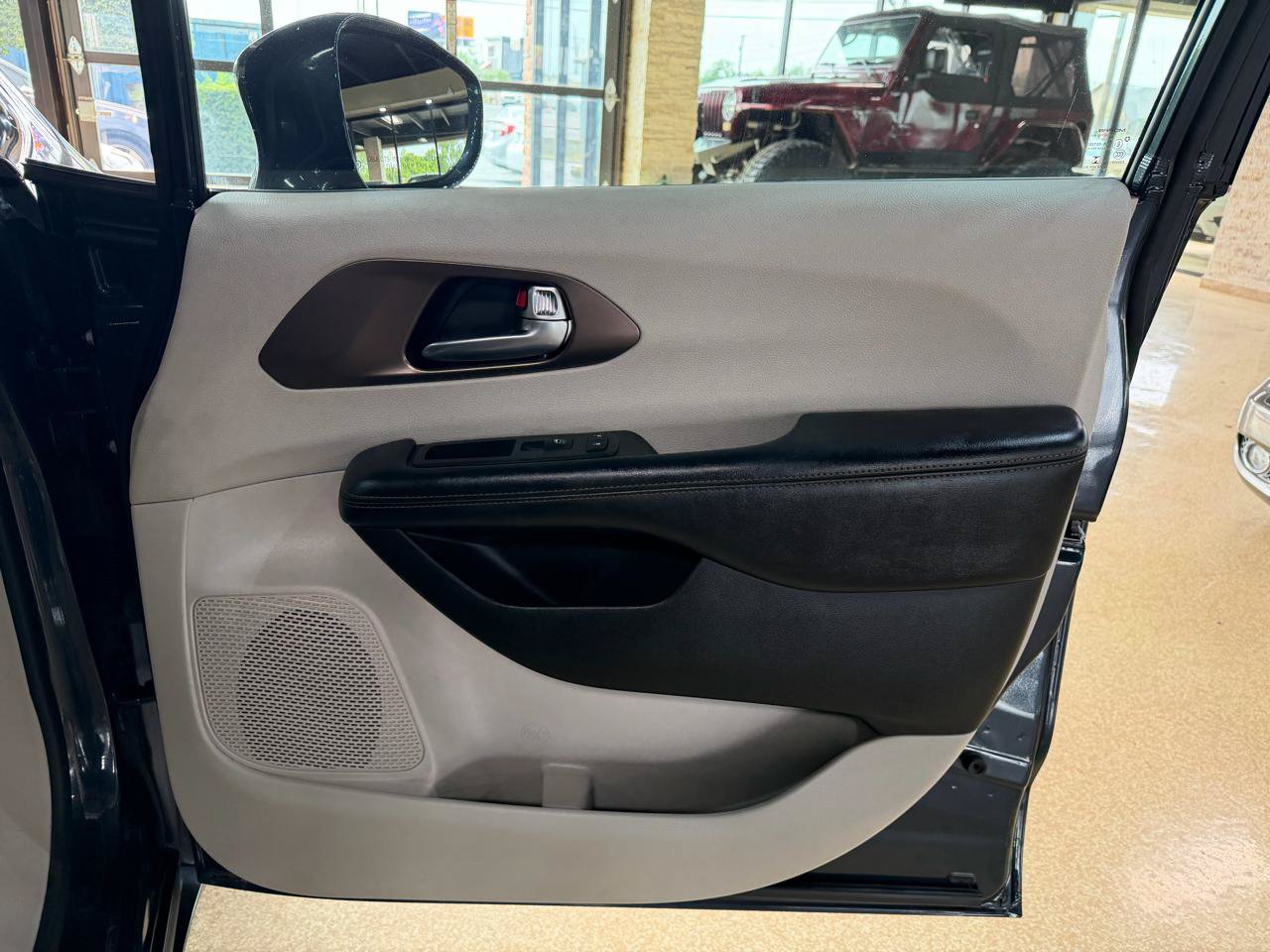Used 2019 Chrysler Pacifica Touring-L FWD image 13