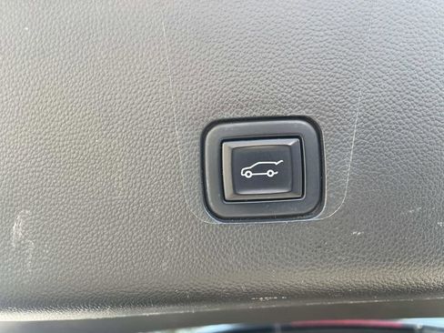 Used 2023 Chevrolet Traverse LT w/ LT Premium Package image 12