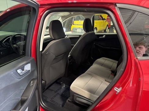 Used 2021 Ford Escape SE w/ SE Sport Appearance Package image 17