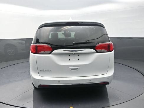 Used 2018 Chrysler Pacifica Touring Plus w/ Tire & Wheel Group FWD image 7