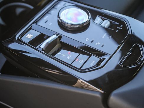 Certified 2025 BMW 530i image 16