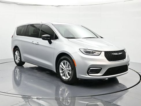 New 2026 Chrysler Pacifica Select image 3