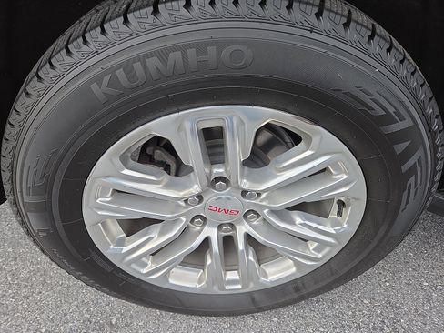 Used 2024 GMC Yukon SLT AWD/4WD image 10