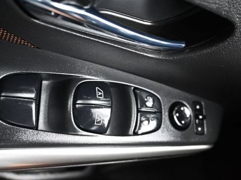 Used 2018 Nissan Kicks SR FWD image 22
