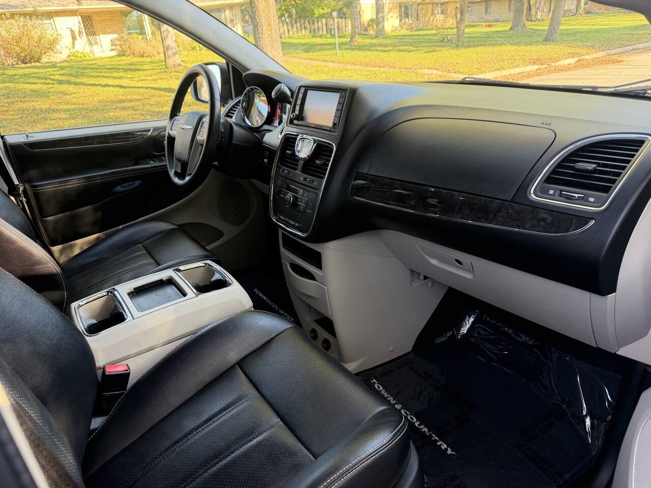 Used 2012 Chrysler Town & Country Touring w/ Entertainment Group #1 FWD image 16