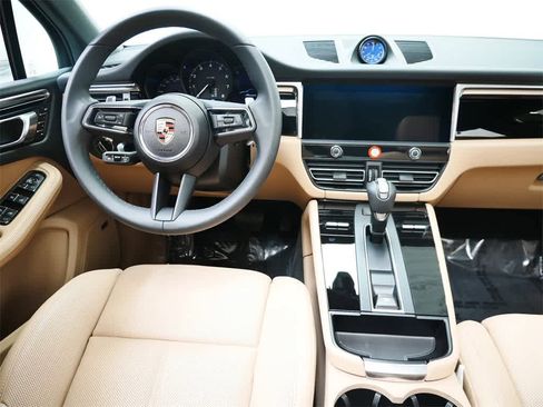 Used 2025 Porsche Macan image 16
