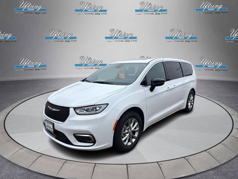 New 2026 Chrysler Pacifica Limited image 7