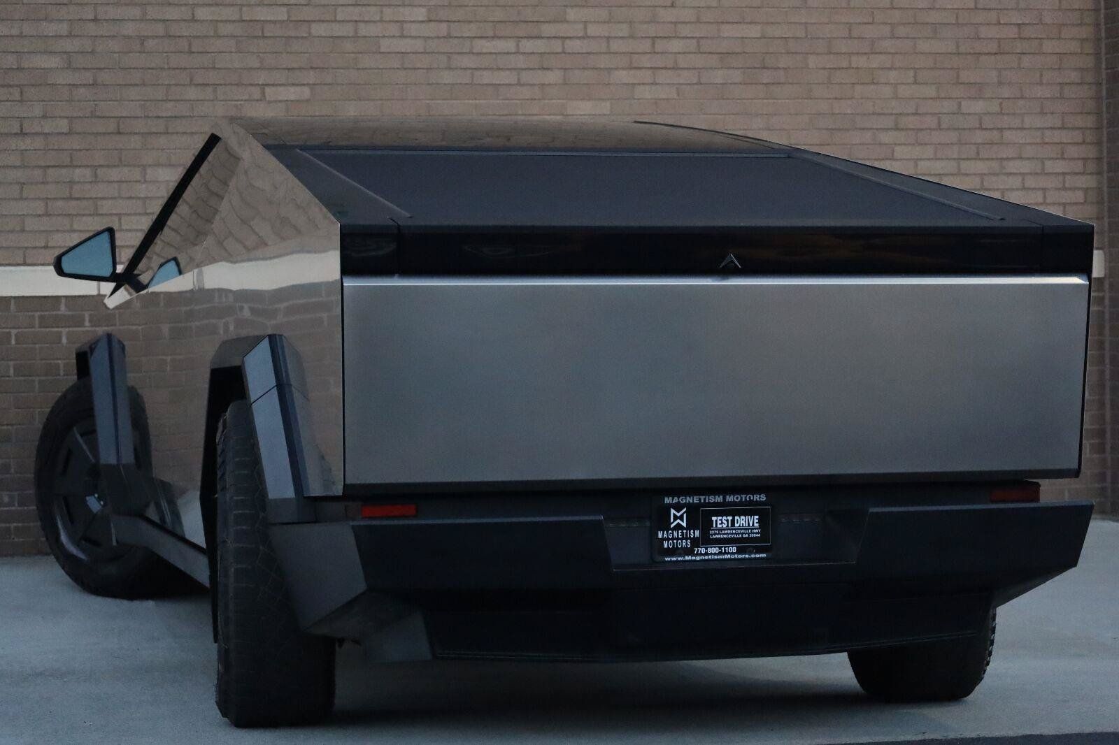 Used 2025 Tesla Cybertruck 2WD Crew Cab image 11