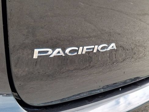 Used 2019 Chrysler Pacifica Limited w/ Tire & Wheel Group FWD image 34