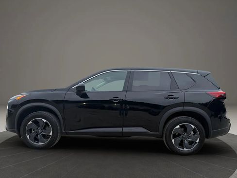 Used 2024 Nissan Rogue SV image 2