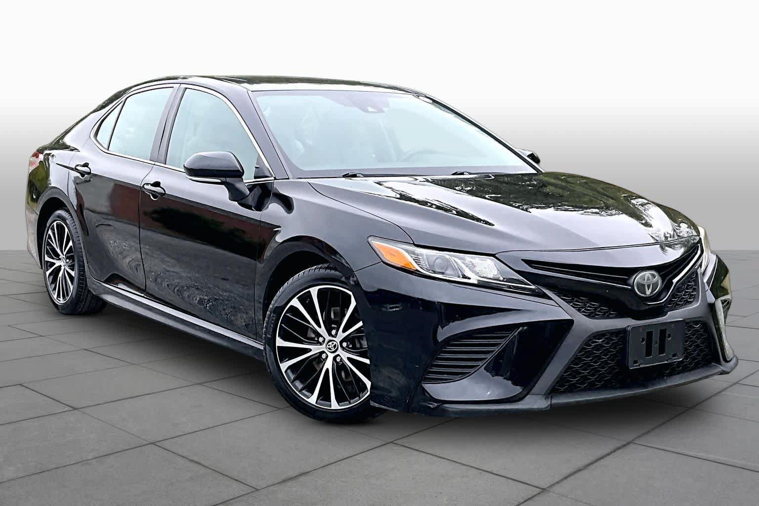 Used 2020 Toyota Camry SE w/ Convenience Package FWD image 3