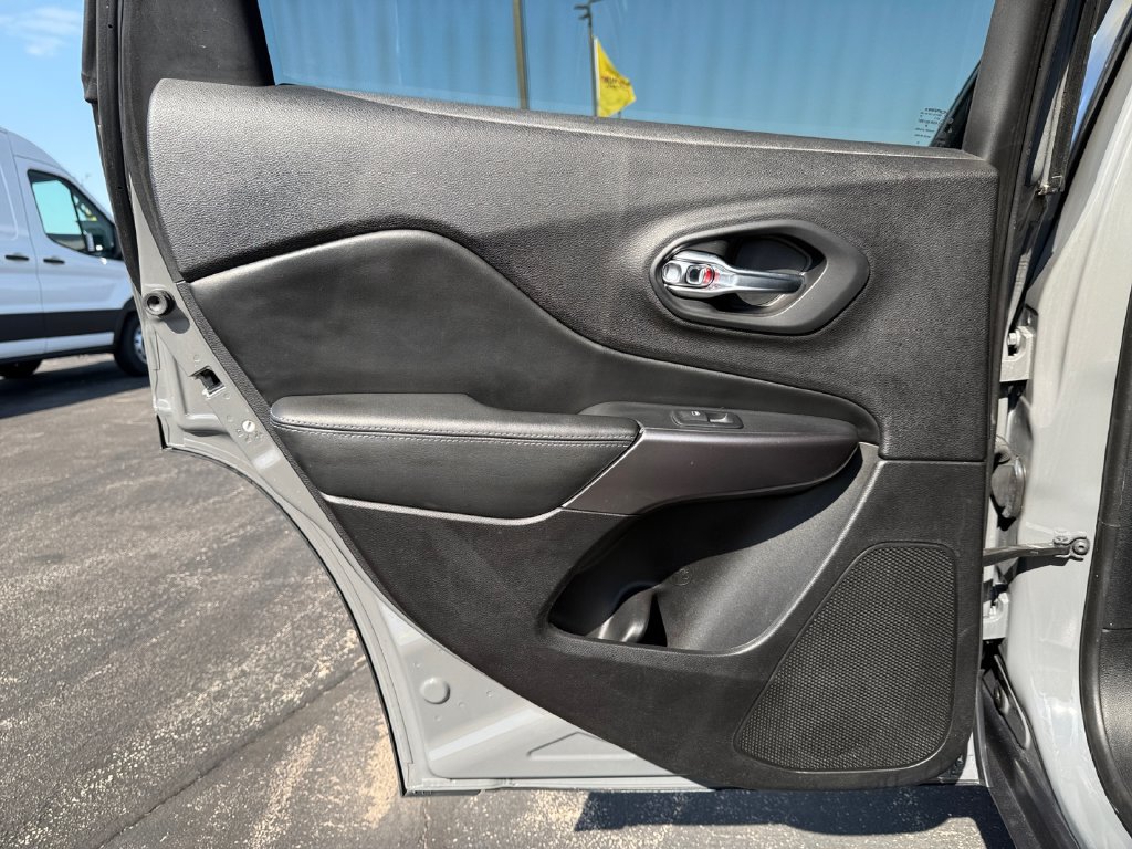 Used 2021 Jeep Cherokee Latitude Plus AWD/4WD image 36