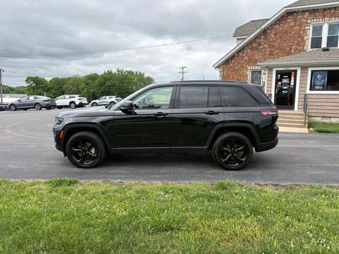 Used 2023 Jeep Grand Cherokee Limited w/ Luxury Tech Group II AWD/4WD image 2