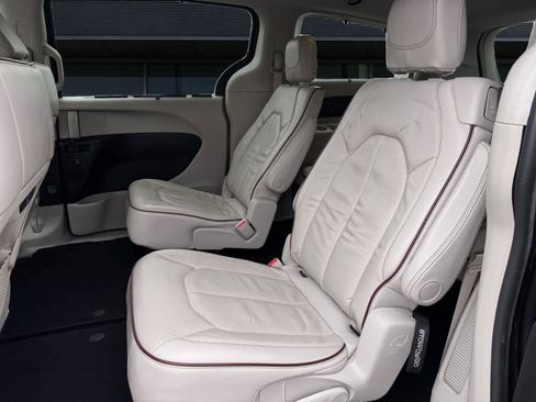 Used 2019 Chrysler Pacifica Limited image 16