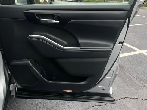 Used 2023 Toyota Highlander XLE image 30