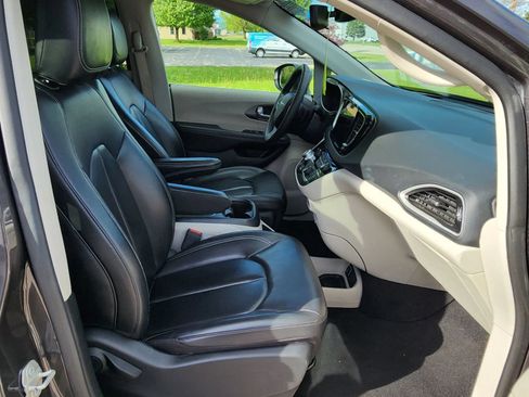 Used 2023 Chrysler Pacifica Touring-L FWD image 18