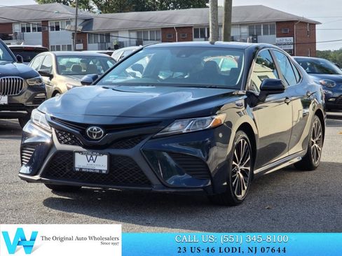 Used 2020 Toyota Camry SE FWD image 3