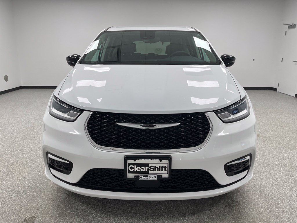 Used 2024 Chrysler Pacifica Touring-L FWD image 3