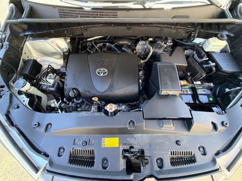 Used 2019 Toyota Highlander LE AWD/4WD image 11