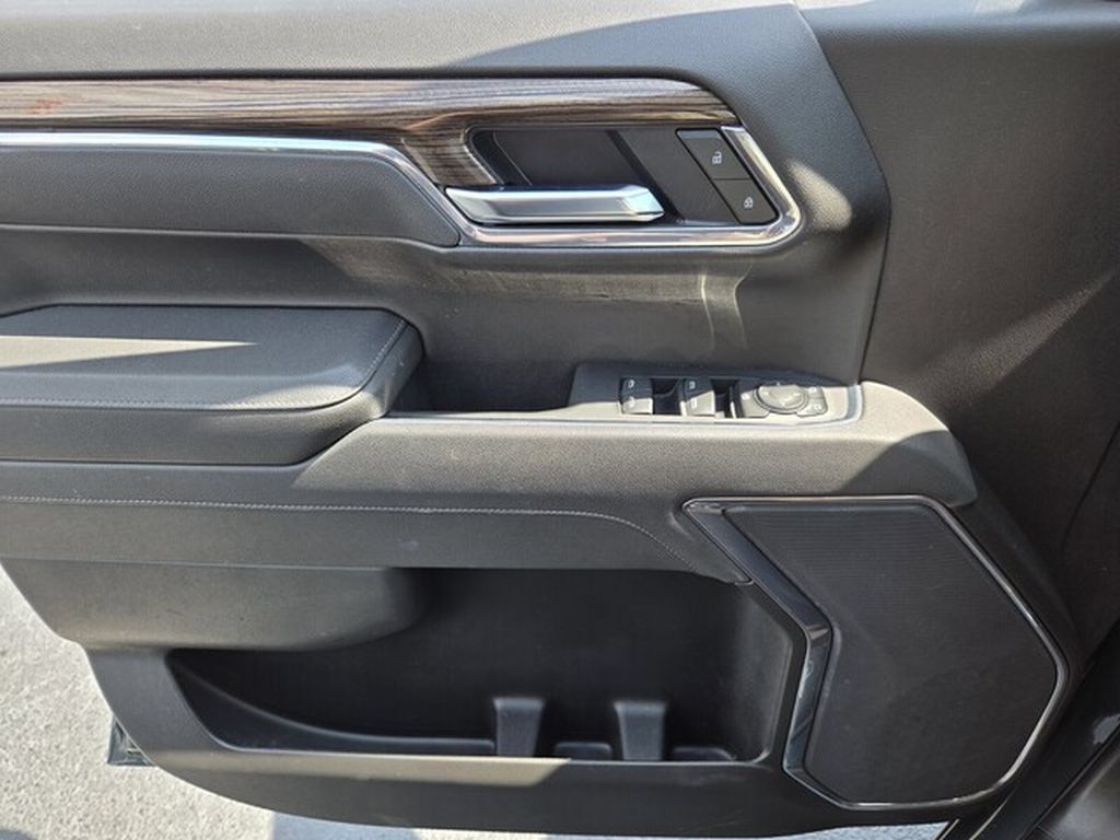 Used 2025 Chevrolet Silverado 1500 LT RWD image 31