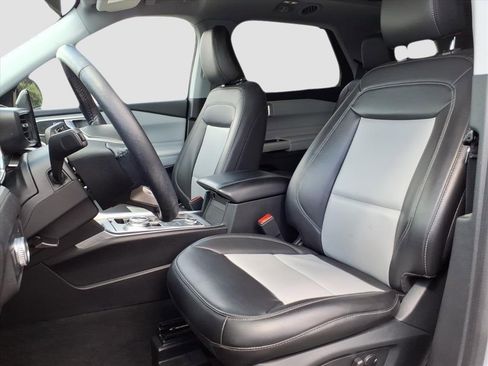 Used 2022 Ford Explorer XLT w/ Equipment Group 202A image 19