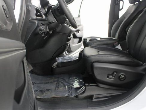 New 2026 Chrysler Pacifica Select image 17