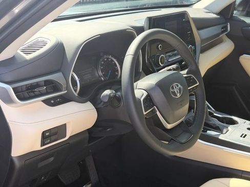Certified 2025 Toyota Highlander XLE AWD/4WD image 12