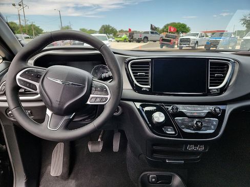 Used 2025 Chrysler Pacifica Select FWD image 7