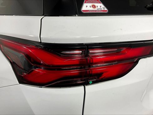 Used 2022 Chevrolet Traverse LT FWD image 22
